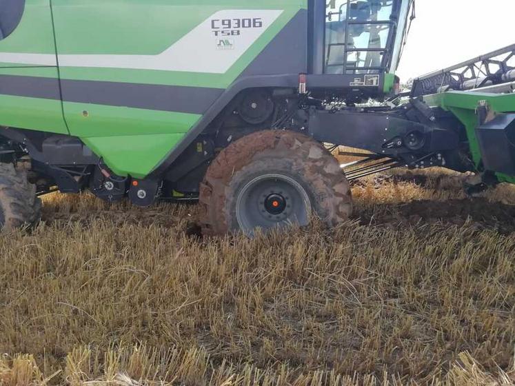 Moissonneuse-batteuse embourbée.