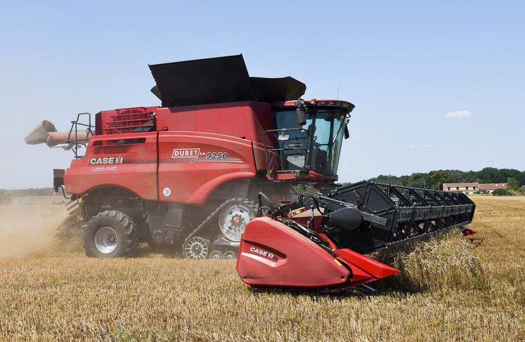 Le 22 juillet, à Saulnières. Maxime Vecten est ravi de sa toute nouvelle ­moissonneuse-batteuse Case IH Axial Flow 9250.