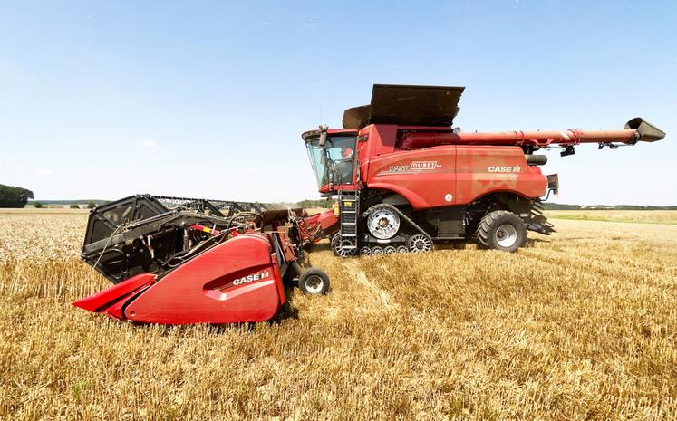 Le 22 juillet, à Saulnières. Maxime Vecten est ravi de sa toute nouvelle ­moissonneuse-batteuse Case IH Axial Flow 9250.