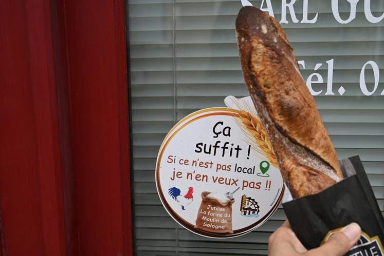 Baguette de pain devant un macaron "Si ce n'est pas local, je n'en veux pas !!".