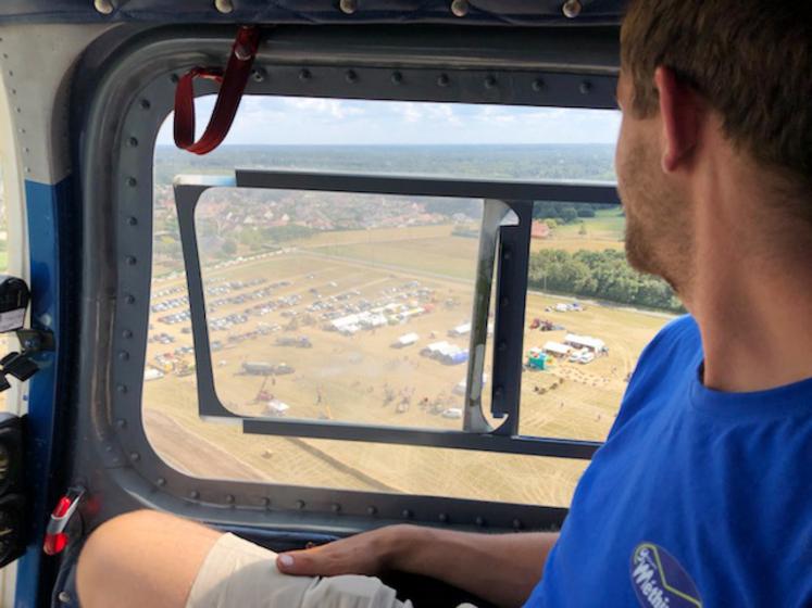 Adrien Coppoolse, président de l'échelon de Jargeau-Châteauneuf, organisateur de Terre en fête 2021, à bord de l'hélicoptère présent sur le site, a pris de l'altitude afin d'avoir une vue aérienne de l'événement.