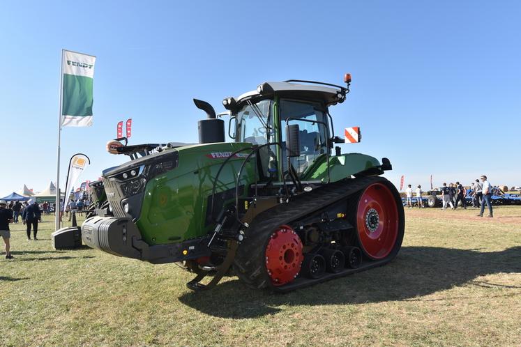 Les constructeurs présentaient leurs dernières machines, ici un tracteur Vario de Fendt à chenilles.