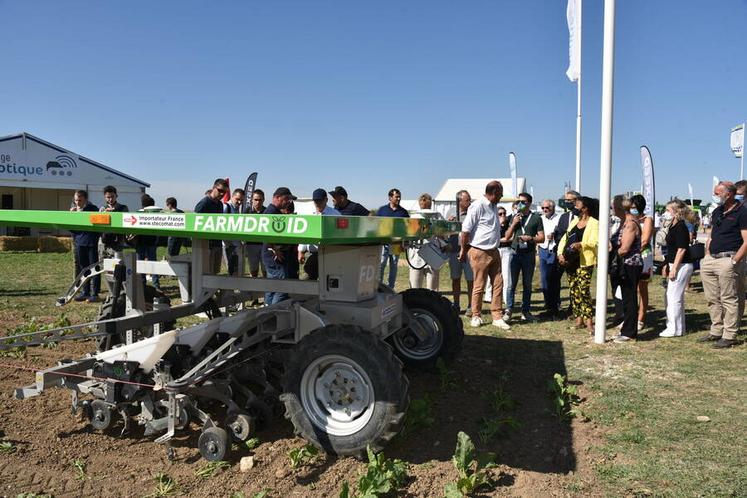 Après l’inauguration, les représentants régionaux et départementaux et le cortège ont visité les différents villages. Ici, devant le village de la robotique.
