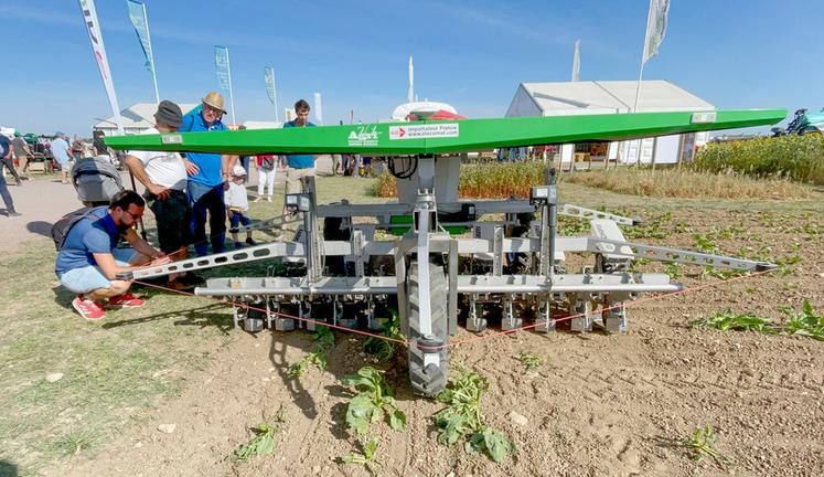 Le robot FarmDroid FD20 a été une des vedettes d'Innov-agri. Il faut dire qu'il sème et désherbe en toute autonomie.