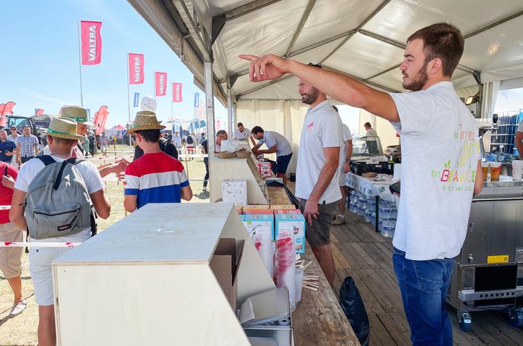 Les adhérents de Jeunes agriculteurs, comme ici ceux d'Eure-et-Loir, ont assuré la restauration des milliers de visiteurs du salon.