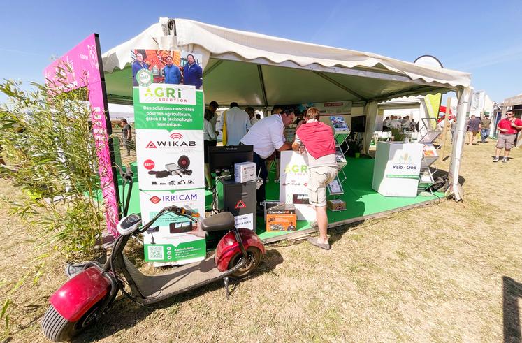 Le Village by CA du campus Les Champs du possible (Eure-et-Loir) avait son propre stand cette année, l'occasion de présenter les nouveautés des start-up incubées.