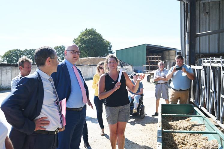 Mardi 7 septembre 2021, à Droué. Isabelle Lecomte, associée de l'EARL de la Morache, a fait visiter une partie de son ­exploitation à François Pesneau, préfet de Loir-et-Cher.