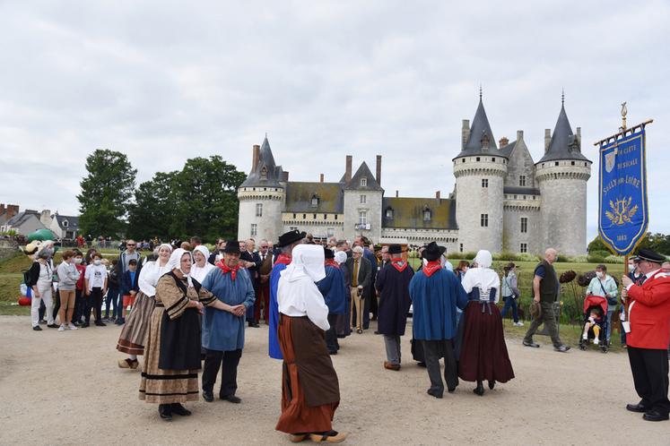 Samedi 11 septembre, Fête de la Sange à Sully-sur-Loire. Les Caquesiaux (moustiques en solognot) étaient présents afin d'animer la 24e édition de la Fête de la Sange avec leurs danses paysannes et danses de cour.