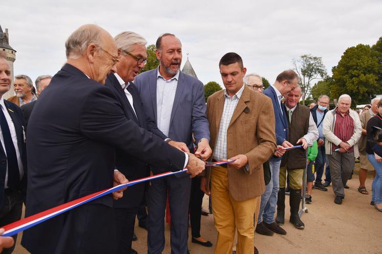 Samedi 11 septembre 2021, Fête de la Sange à Sully-sur-Loire. Claude de Ganay, député du Loiret, François Sauvadet, président du conseil départemental de la Côte-d'Or et deuxième invité d'honneur de la Fête de la Sange, Marc Gaudet, président du conseil départemental du Loiret, et Mathieu Teixeira, président de l'événement, coupent le ruban inaugural.