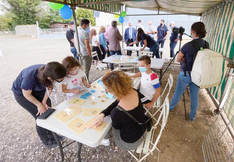 Samedi 11 septembre 2021, à Montboissier. Le grand public et les officiels se sont prêtés aux jeux inventés pour l'opération « Cultivons l'eau » organisée par un groupe d'agriculteurs du Bonnevalais.