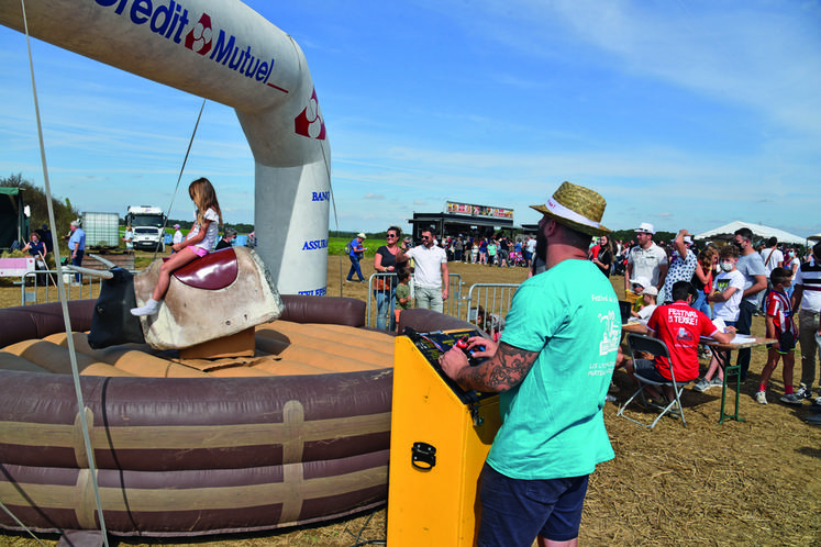 Dimanche 12 septembre 2021 au Festival de la terre, à Voulangis.  Il n'y a pas d'âge pour grimper sur le taureau mécanique.