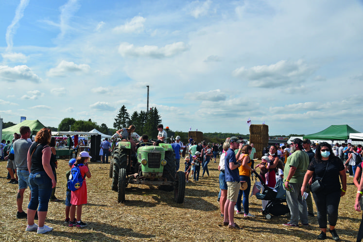 Dimanche 12 septembre 2021 au Festival de la terre, à Voulangis.  Matériel et moisson à l'ancienne voisinaient avec du matériel exposé par les concessionnaires locaux.