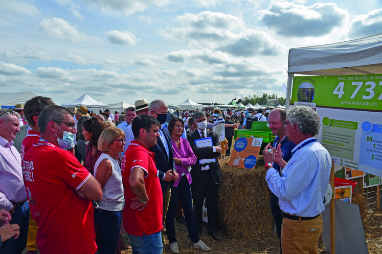 Dimanche 12 septembre 2021 au Festival de la terre, à Voulangis. Arrêt de la délégation officielle sur le stand de Rencontre ville-campagne, une association permettant de communiquer auprès des écoles qui adhère à Agriculteurs d’Île-de-France. 