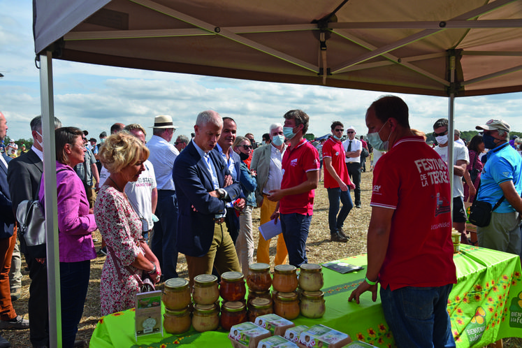 Le marché du terroir est toujours fort apprécié. Ici Stéphane Darche échange avec le ministre Franck Riester. 