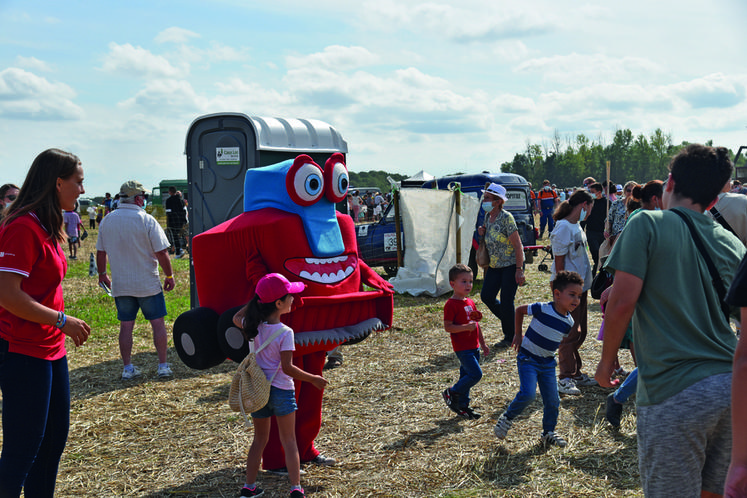 Dimanche 12 septembre 2021 au Festival de la terre, à Voulangis. Festi-Batt, la mascotte du festival, est allée à la rencontre des visiteurs.