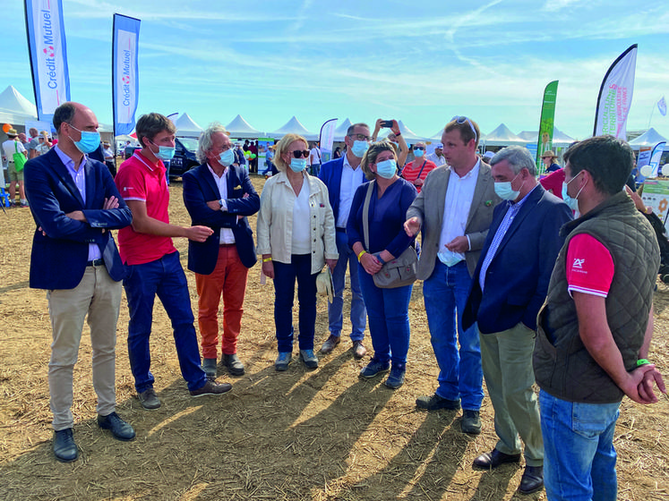 Dimanche 12 septembre 2021 au Festival de la terre, à Voulangis. Accueil dans la matinée du président du conseil départemental, Jean-François Parigi.