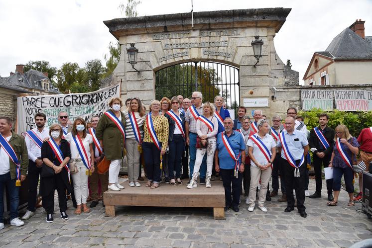 Samedi 11 septembre, à Thiverval-Grignon (Yvelines). Les élus du territoire étaient nombreux à participer à la manifestation contre la vente du domaine de Grignon.