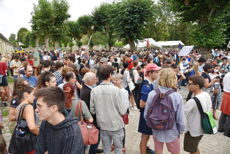 Près de 400 manifestants ont passé l'après-midi devant les grilles du domaine de Grignon pour s'opposer à la cession du domaine par l'État au promoteur immobilier Altarea Cogedim. 