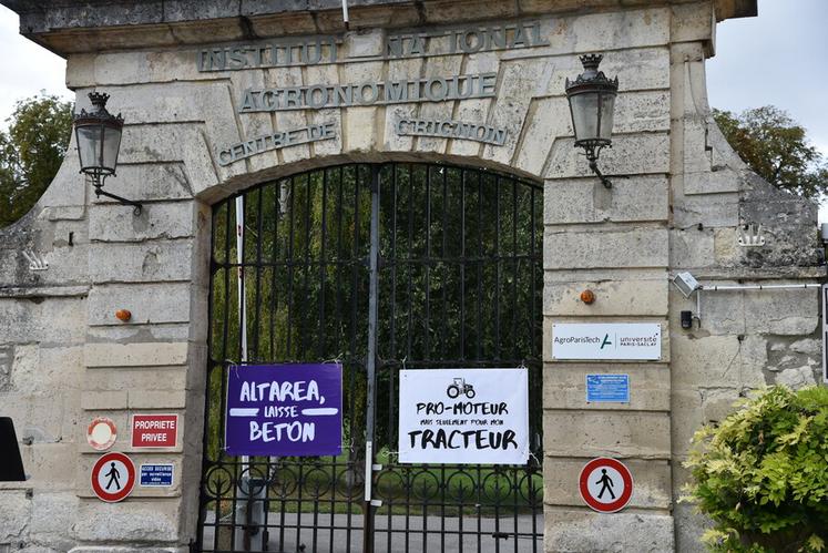 Samedi 11 septembre, à Thiverval-Grignon (Yvelines), lors de la manifestation contre la vente du domaine de Grignon.