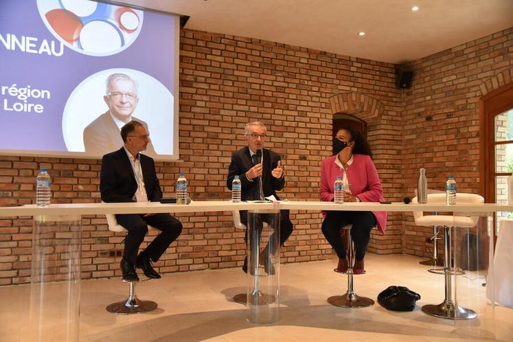 Jeudi 16 septembre, à Ménestreau-en-Villette (Loiret). François Bonneau, président de Région, prend la parole au micro lors du Forum régional de l'alimentaire.