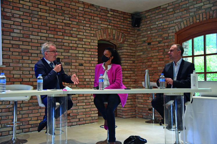 Jeudi 16 septembre, à Ménestreau-en-Villette (Loiret). François Bonneau, président de Région, Régine Engström, préfète de région et du Loiret, et Thierry Dubois, président de l'Area durant le Forum régional de l'alimentaire.