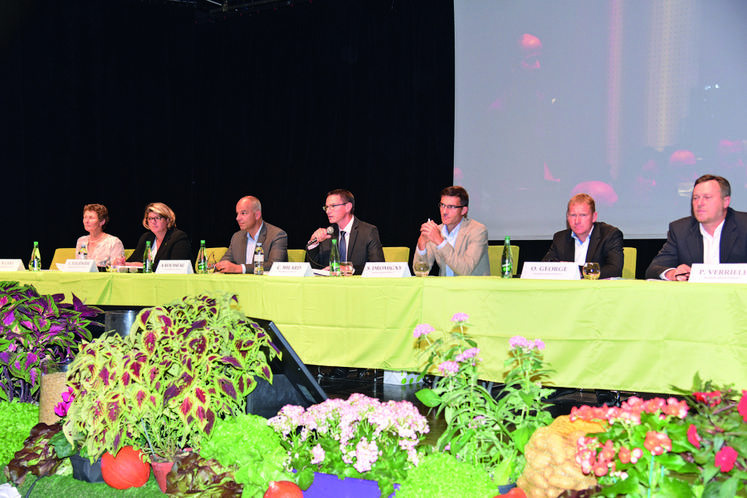 Tribune officielle. Sont présents pour répondre aux questions des cantons (de g. à d.)	: Brigitte Cant, trésorière adjointe de la FDSEA 77, Laurence Fournier, secrétaire générale, Arnaud Rousseau, vice-président de la FNSEA, Cyrille Milard, président de la FDSEA 77, Sébastien Dromigny, Olivier George et Pascal Verrièle, tous les trois secrétaires adjoints de la FDSEA 77.