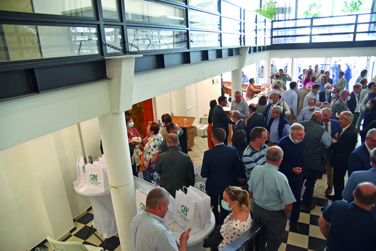 Dans le hall, les partenaires sont présents pour échanger avec les participants.
