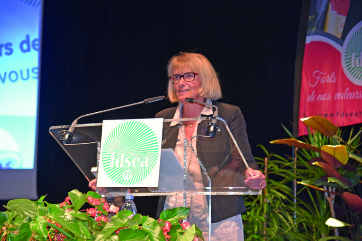 C’est avec sa double casquette de maire et de vice-présidente de la Région en charge de ­l’agriculture et de l’alimentation que Valérie Lacroute s’est exprimée.