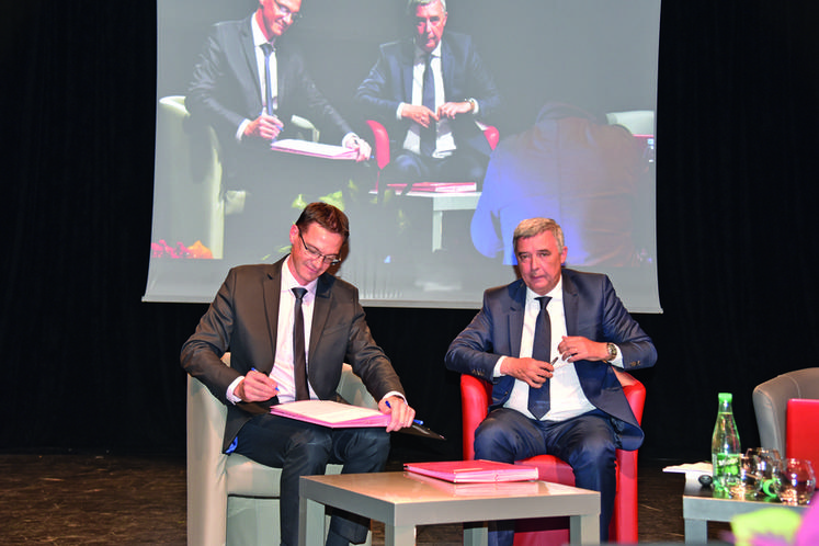 Cyrille Milard et Jean-François Parigi signent une lettre d'engagement.
