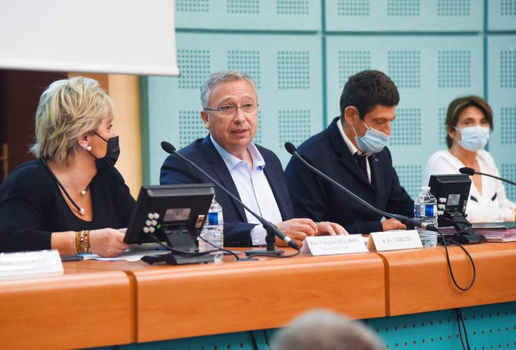 Le 20 septembre, à Chartres. Éric Thirouin a présidé la session de rentrée des membres de la chambre d'Agriculture en présence du préfet, Françoise Souliman (à g.).