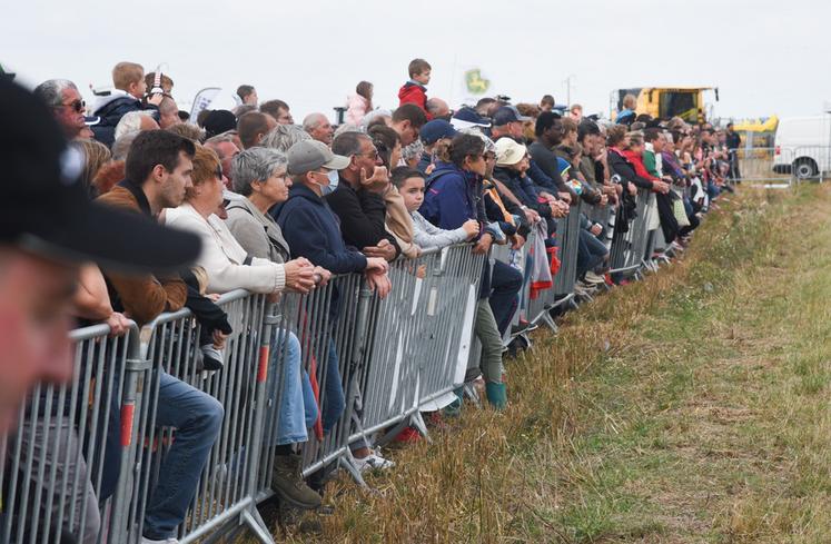 La foule se presse derrière les barrières pour ne rien manquer du spectacle.