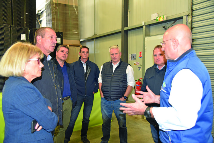 L'élue régionale a poursuivi la journée chez Pascal Dupré, producteur de ­haricots à Orsonville (Yvelines). 