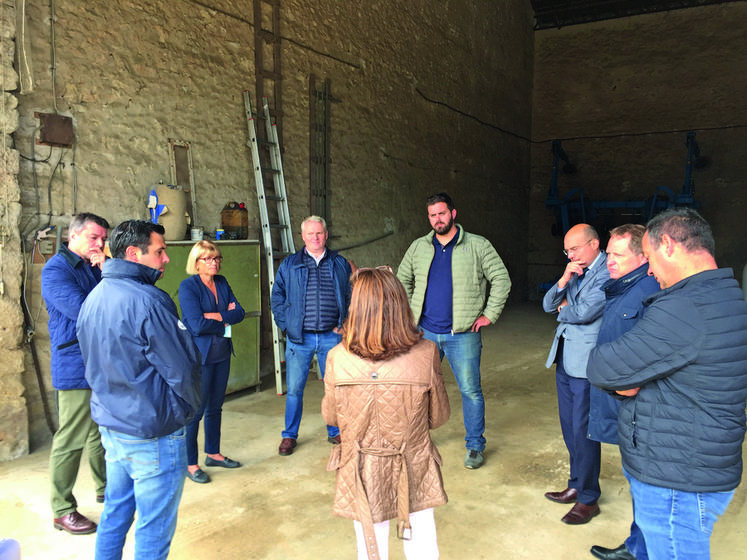 Le 27 septembre à Pussay (Essonne). Valérie Lacroute a débuté sa journée de visite chez le Jeune agriculteur Victor Rabier dans son exploitation de grandes cultures.