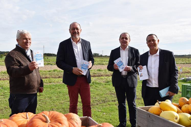 Le 1er octobre, à Saint-Cyr-en-Val. Jean-Marie Fortin, président de la chambre d’Agriculture, Marc Gaudet, président du Département, Christian Braux et Jean-Luc Riglet, respectivement maires de Saint-Cyr-en-Val et de Sully-sur-Loire, réunis pour le lancement du guide des producteurs locaux.