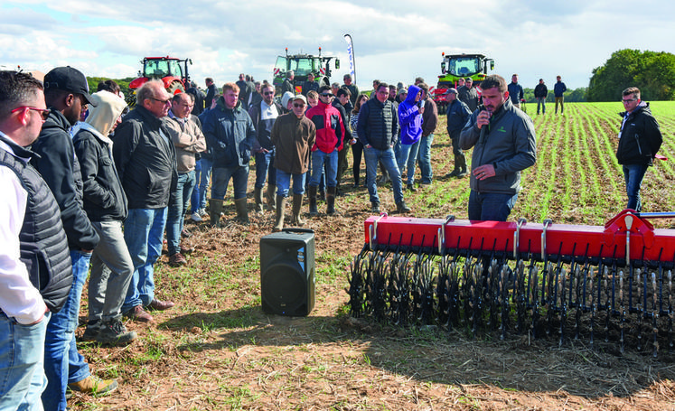 Le 29 septembre, à Digny. Chaque outil, ici une houe rotative, a été décrit aux agriculteurs avant d'effectuer une vingtaine de mètres dans la parcelle.