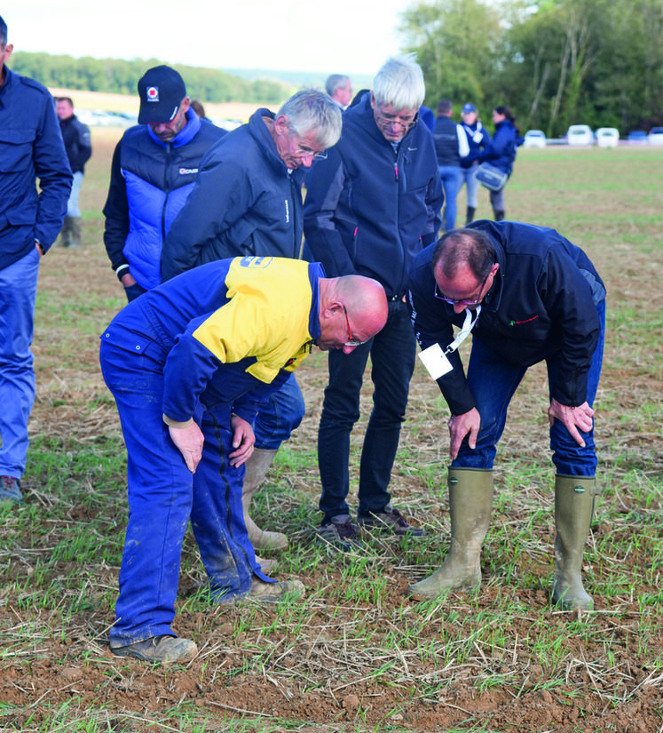 Après chaque passage d'outil, les agriculteurs venaient observer la qualité du travail effectué.