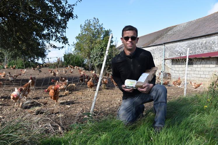 Videlles (Essonne), le 4 octobre. Christophe Chambon a lancé son élevage de poules pondeuses bio en 2020.