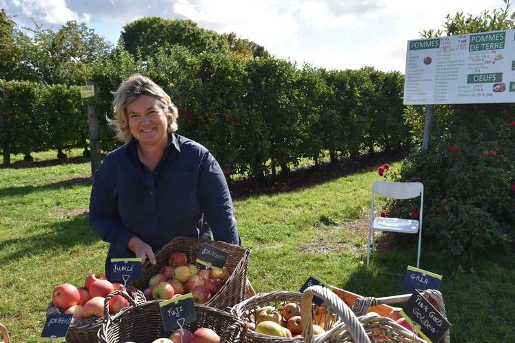 Saint-Soupplets, mardi 5 octobre. Delphine Maurice présente les variétés de pommes à maturité pour la cueillette.