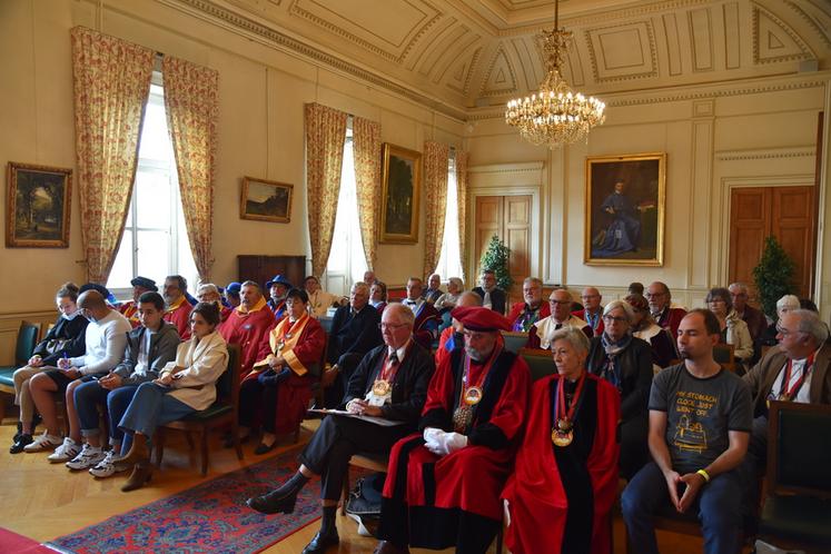 Melun, samedi 2 octobre. Monique Josse a captivé son auditoire composé en partie de représentants de différentes confréries dont celle de la dive bouteille de Gaillac, mariée avec celle du brie de Melun. 