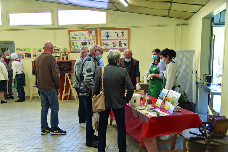 Dégustation des produits de la ruche de la famille Hamette à Bourron-Marlotte alors que la nouvelle génération, avec Clément, a repris le flambeau.