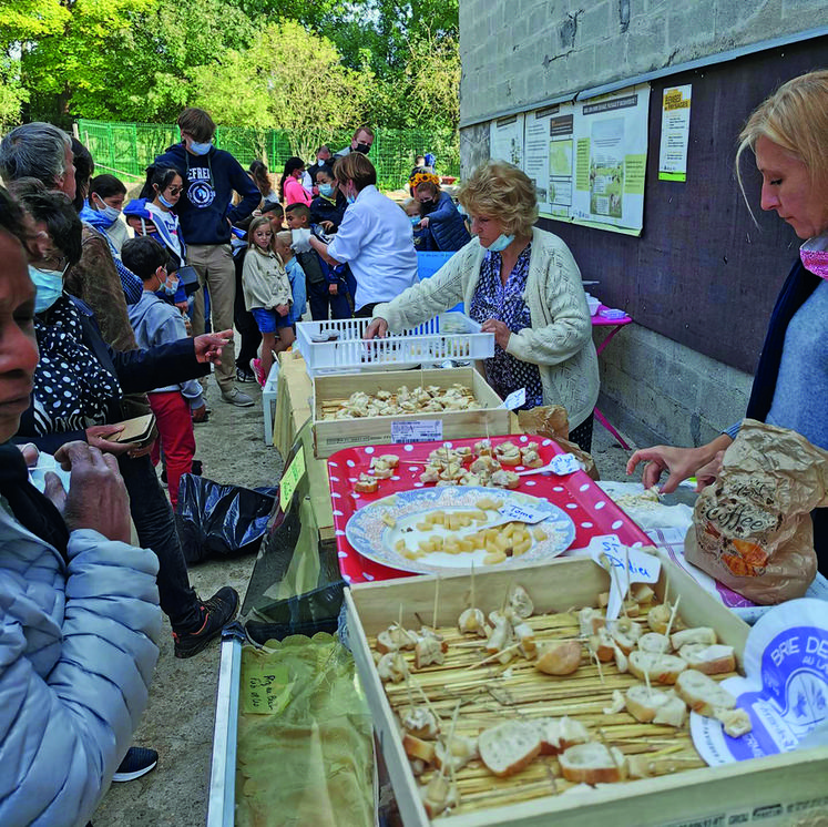 La dégustation des fromages de la Ferme de Saint-Thibault, à Saint-Thibault-des-Vignes, a été fort appréciée.