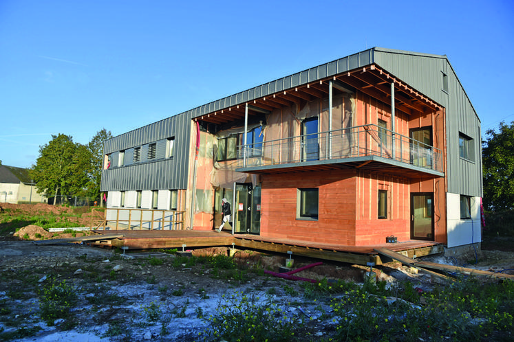 À Sougy, le nouvel hôtel de la communauté de communes de la Beauce ­loirétaine est isolé avec de la paille.