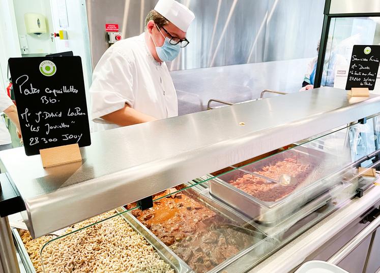 Le 14 octobre, à Vernouillet. Le chef de cuisine du collège Nicolas-Robert, Sébastien Leravat, a été l'un des premiers à mettre du local dans les assiettes des collégiens.