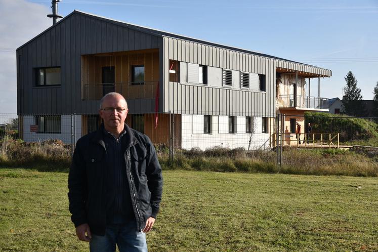 Éric David est agriculteur mais aussi le maire de la commune de Sougy. Il cultive de la betterave et des céréales (blé tendre, blé dur et orge de printemps). Il est l'unique fournisseur de paille du chantier du futur hôtel de la communauté de communes de la Beauce loirétaine. 