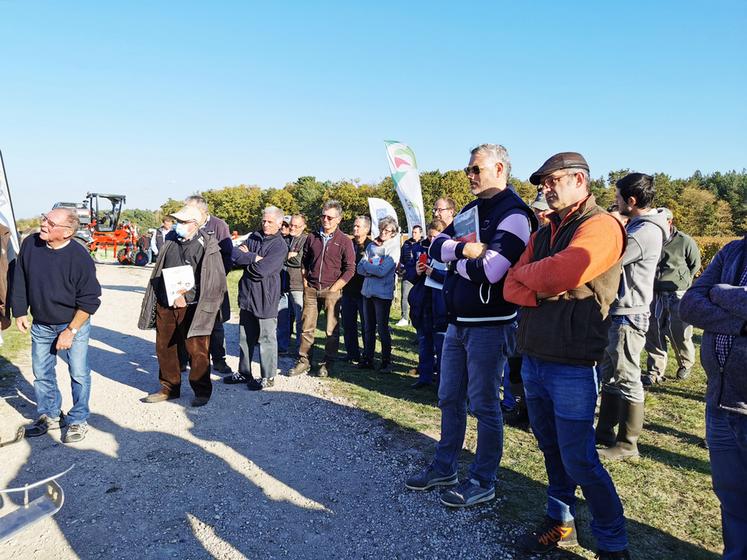 Jeudi 28 octobre, à Monthou-sur-Cher. Les viticulteurs sont venus nombreux pour assister à la journée de démonstration. 