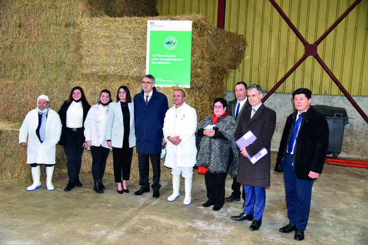 Jossigny, mercredi 27 octobre. Le préfet de région, Marc Guillaume, entouré du dirigeant de l'abattoir et de son épouse. 