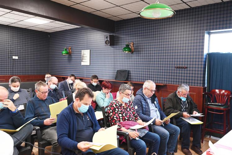 Mardi 2 novembre, à Savigny-sur-Braye. Une quinzaine de personnes a assisté à l'assemblée générale du Syndicat des éleveurs de prim'holstein. 