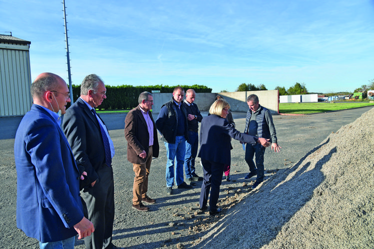 Château-Landon, mercredi 27 octobre. Avant d'échanger sur la filière betteravière, l'activité de la Sica* gâtinaise de déshydratation a été présentée à Valérie Lacroute.