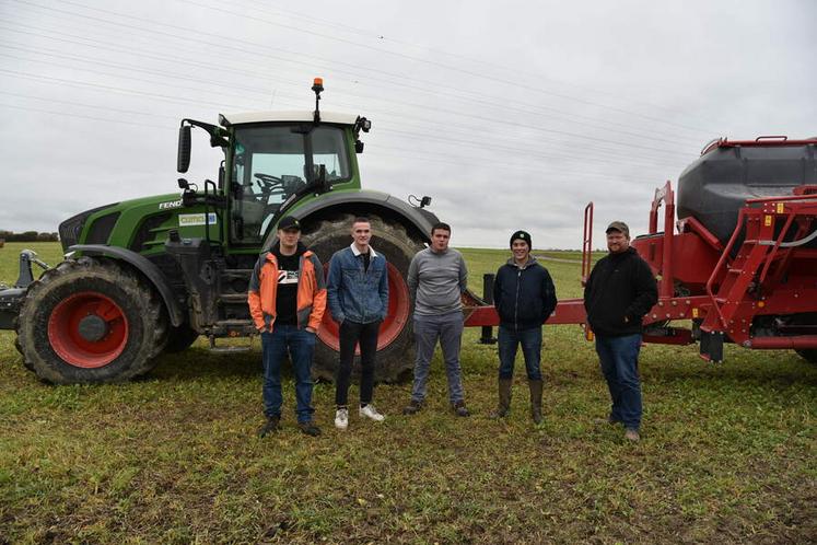 Gabin Fontvieille, Clément Jacob, Paul Baecke, Luc Bignon, les quatre étudiants en deuxième année de BTSA GDEA qui ont organisé la démonstration, et Brice Veaulin, vice-président de FranceAgriTwittos, agriculteur de l'Yonne et responsable du groupe semis direct à la Cuma du Ronceau.