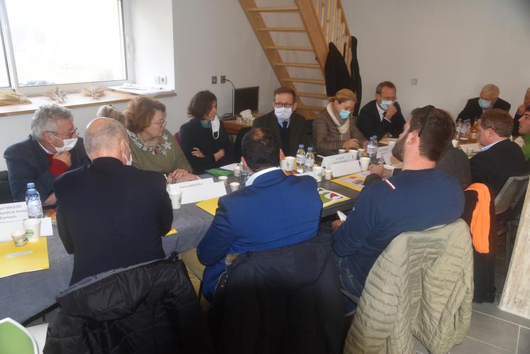 Vendredi 19 novembre, à Boutigny-sur-Essonne. Le préfet de l'Essonne, Éric Jalon, a rencontré la profession agricole. 